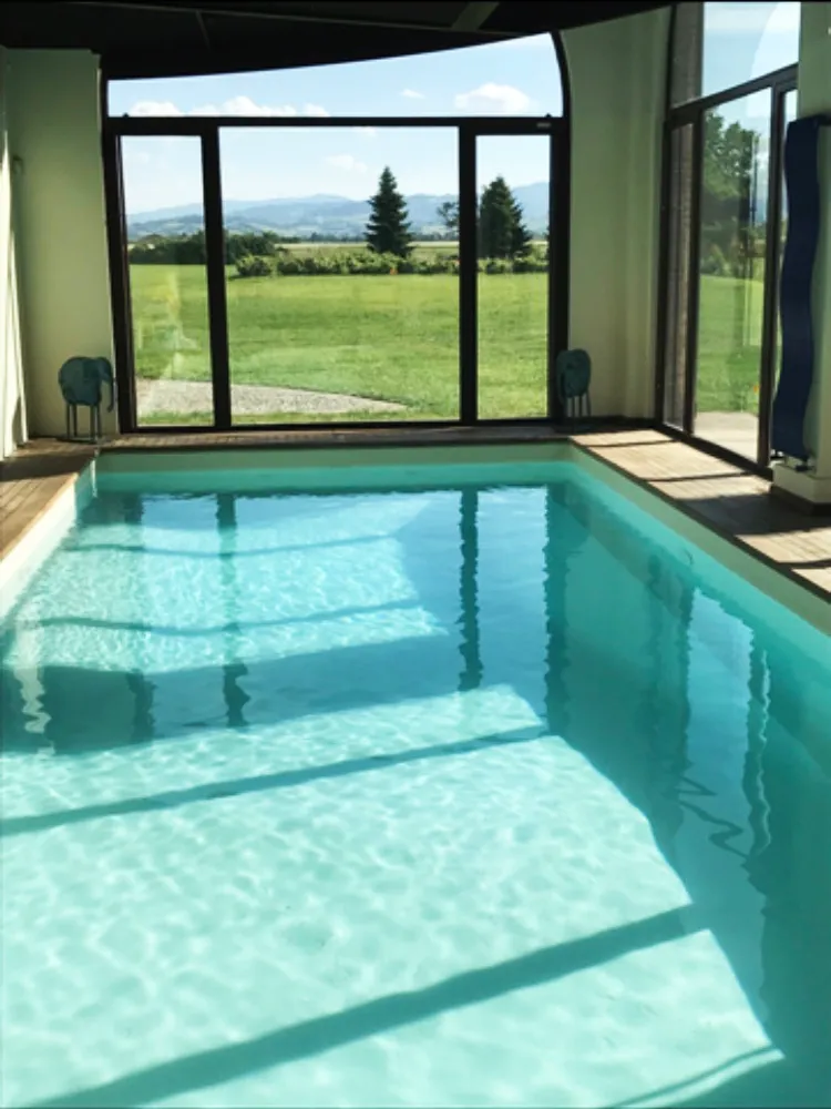 Piscina interna con vista sul parco per relax o eventi riservati
