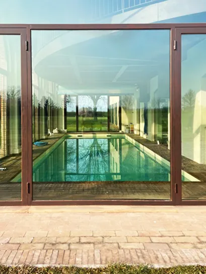 Piscina coperta con vista sul giardino per relax e benessere a Parma